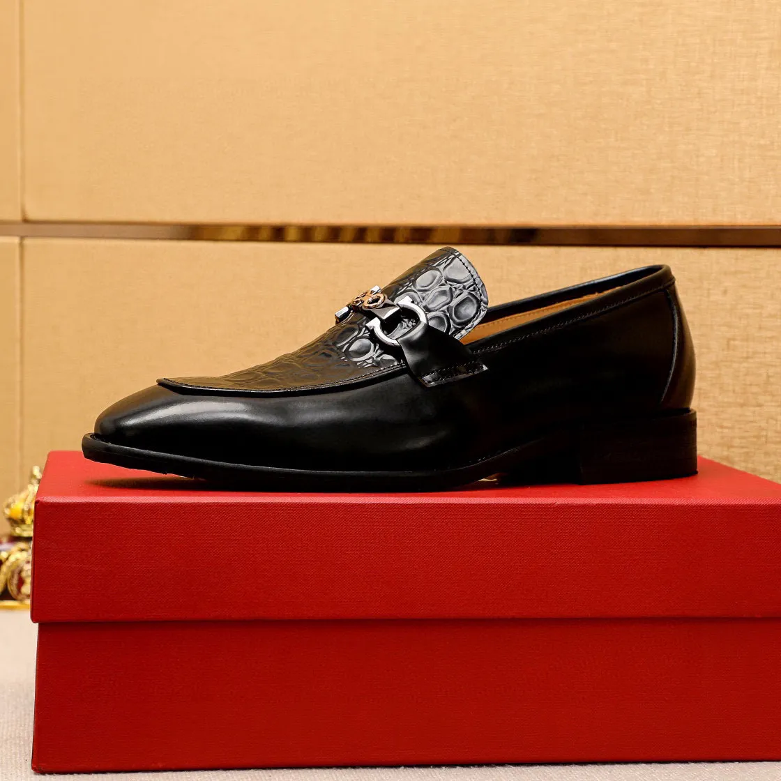 Men's shoes 💰460 💐 Product trademark: Ferragamo "Ferragamo" casual leather shoes Regular size: 38-44 (custom-made for 45🉑️) Product materials: Selected imported first-layer calfskin embossed upper + original hardware buckle, imported water-dyed cowhide leather lining. Strong three-dimensional visual effect, combined outsole Color: 1⃣️color optional